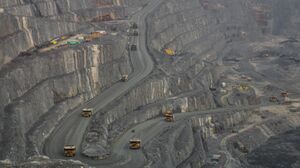 Camions transportant le minerai dans une mine